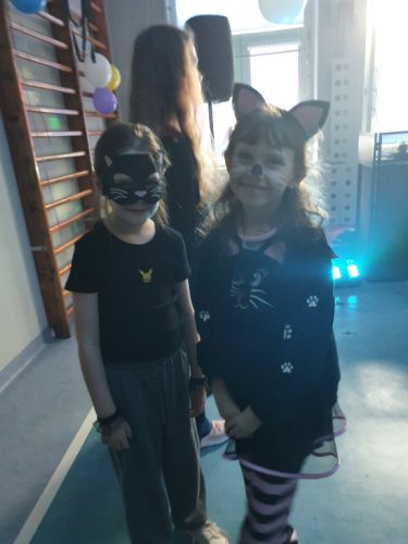 Uczennice w strojach karnawałowych.