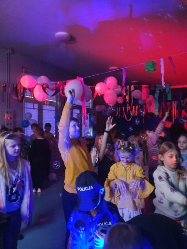 Uczniowie podczas zabawy.