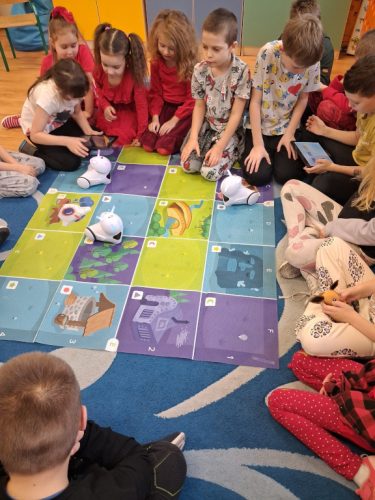 Pomagamy młodszym kolegom.