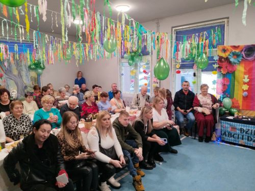 Zaproszeni goście. Babcie Dziadkowie oraz rodzice dzieci z grupy Świętokrzyskie Nutki 