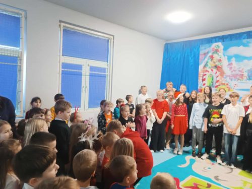 Każdy śpiewa i do zabawy zagrzewa