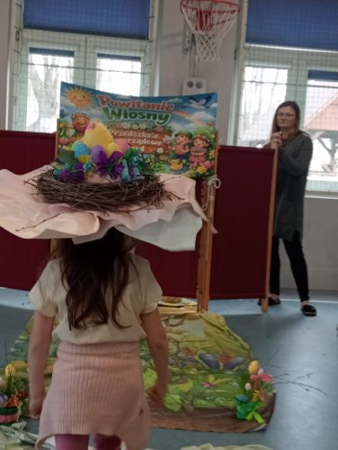 Laura w kapeluszu gniazdo