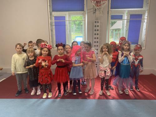 Grupa Sówki w strojach Disneya