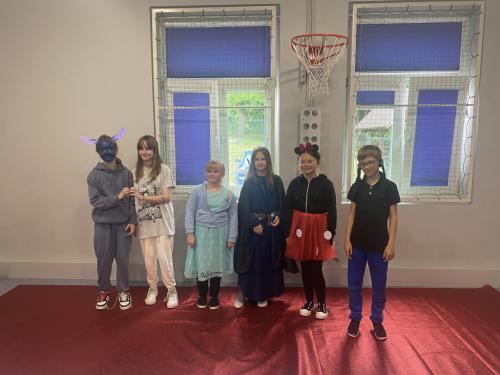 Uczniowie klasy 4 i 6 jako postacie Disneya