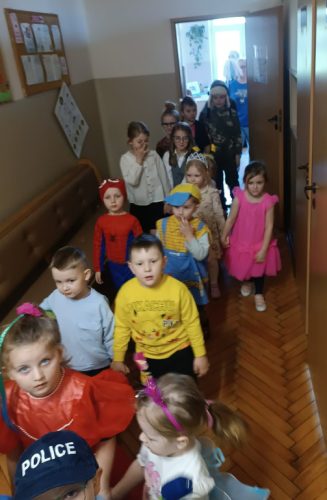korowód przez korytarze szkolne