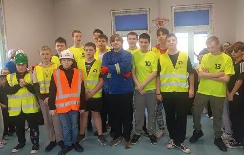 przebrani za pracowników sektora budowlanego