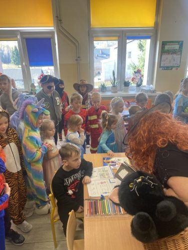 Baba Jaga ogląda zeszyty w klasie 1