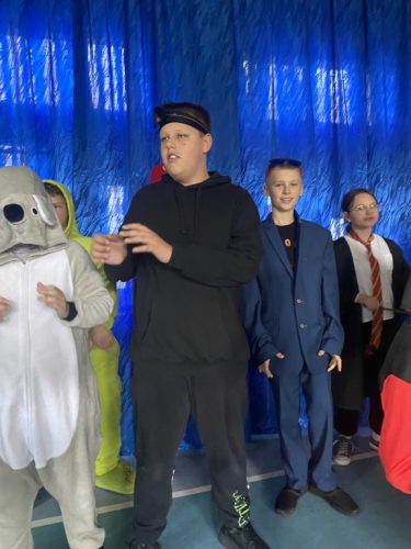 Chłopcy w przebraniach