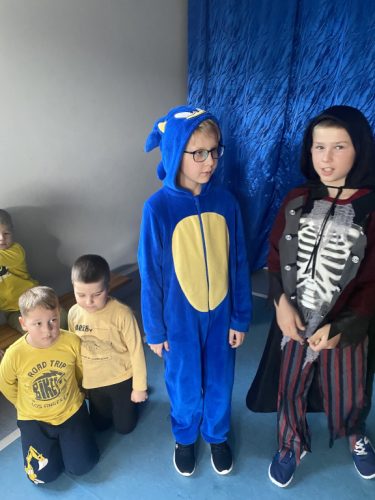 Grupa chłopców w przebraniach