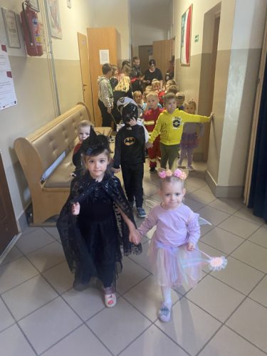 Korowód Postaci rozpoczyna wycieczkę