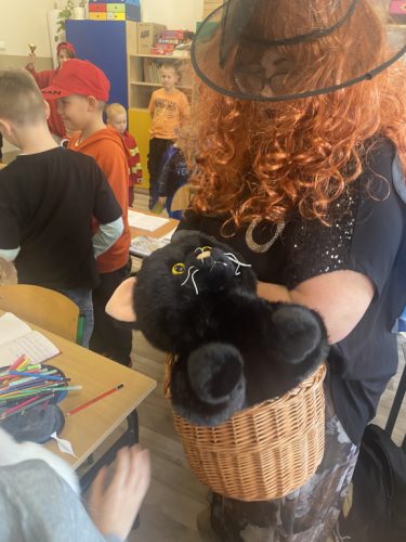 Kot Baby Jagi pilnuje zatrutego jabłka w koszyku