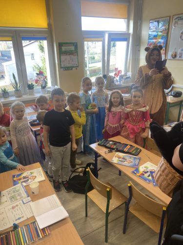 Uczniowie klasy 1 z wychowawcą