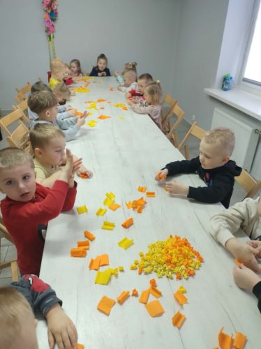 Kulamy całą górę kolorowych kulek z bibułki 