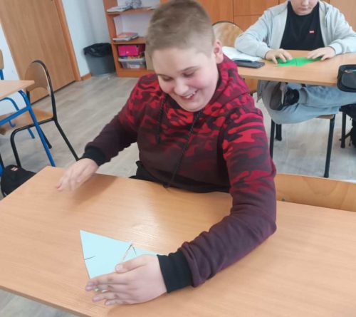 chłopcy układają figury