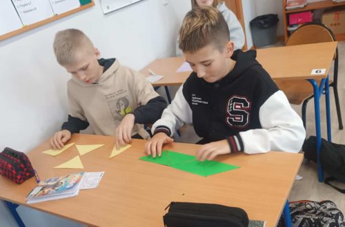 chłopcy z klasy szóstej układają równoległoboki