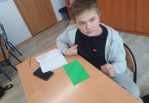 Kuba w czasie pracy z figurami