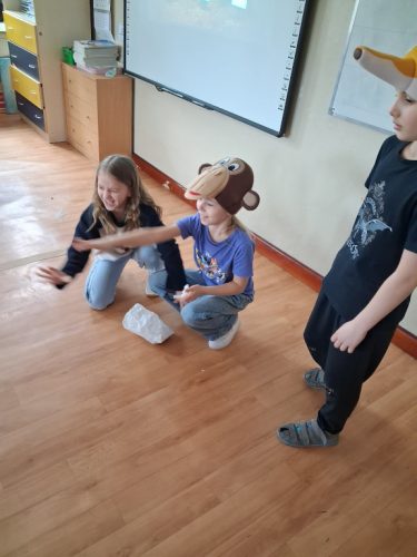 Tosia i Anastazja w roli hejtujących małpek.