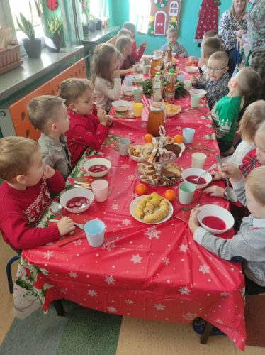 „Biedronki” przy wigilijnym stole.