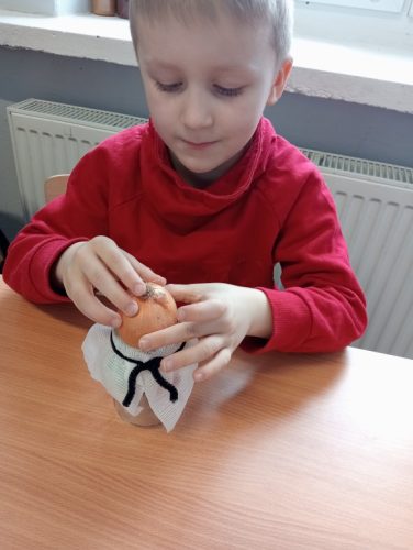 Oluś sadzi cebulkę 