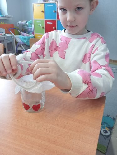 Gabrysia sadzi cebulę 