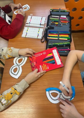 Kolorowanie masek przez dzieci