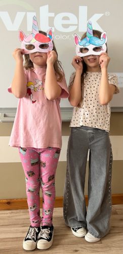 Prezentacja masek przez uczennice