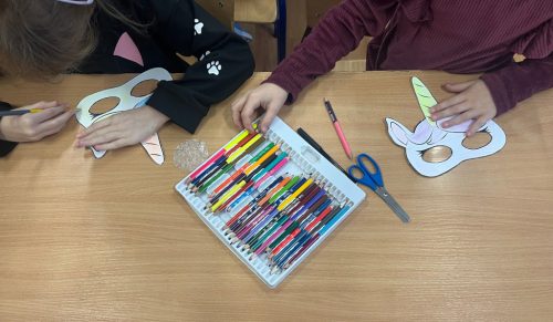 Kolorowanie masek jednorożca