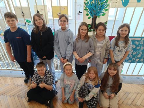 Uczniowie biorący udział w przedstawieniu