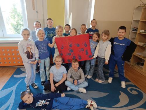 Uczniowie klasy 1 z plakatem