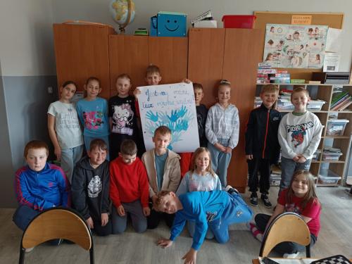 Uczniowie klasy 3 z plakatem