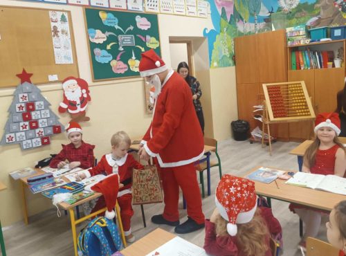 Mikołaj rozdaje prezenty