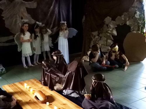 scena misterium w wykonaniu przedszkolaków 