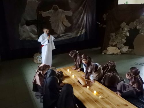 Chłopcy z dwóch grup w scenie ostatniej wieczerzy 