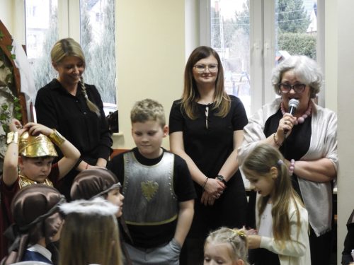 wychowawcy grup wraz z dziećmi 