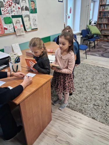 Uczniowie w bibliotece 