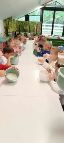 Na zdjęciu grupa Świętokrzyskie Nuteczki wyrabiająca ciasto na chleb 