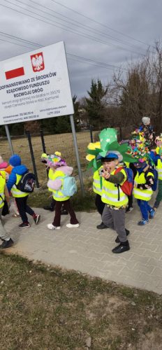 Oliwier oraz inne dzieci na marszu 