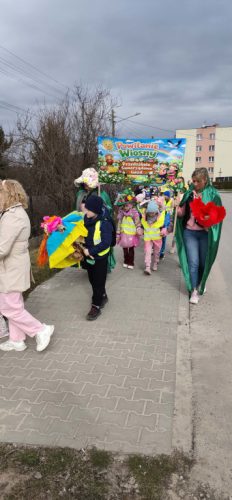 Grupa przedszkola wraz z wychowawcami 