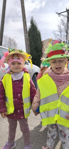 Marta oraz Zosia w pięknych kapeluszach 