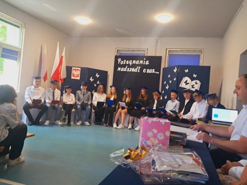 Klasa 8 podczas uroczystego zakończenia szkoły.