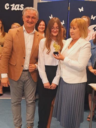 Pani Dyrektor Urszula Wilkosz i Wójt Gminy Łączna wręczaję statuetkę uczennicy klasy 7 Marii Fąfarę.