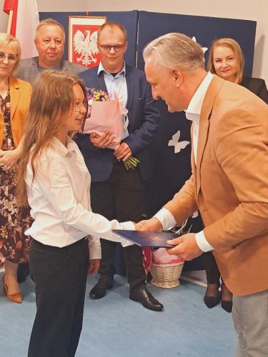 Wójt Gminy Łączna wręcza stypendium uczennicy klasy 4 Annie Witkowskiej.