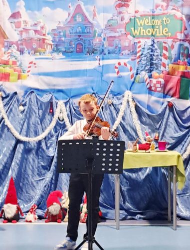 Franek gra kolędę na skrzypcach