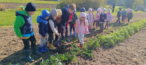 na zdjęciu grupa dzieci Świętokrzyskie Nuteczki wraz z przedstawicielką KGW,, Gozdowianki panią Barbarą 