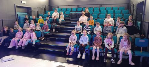 cała grupa biedronki i Świętokrzyskie nutki czekająca na występ teatralny