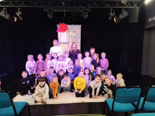 Cała grupa przedszkolna w teatrze 