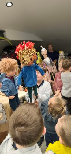 Dzieci z pacynkami kukiełkami i marionetkami 