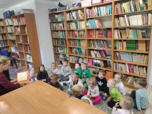 Biedronki słuchają opowiadania o przygodach Fenka.