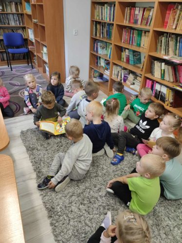 Dzieci oglądają książki o lisku.