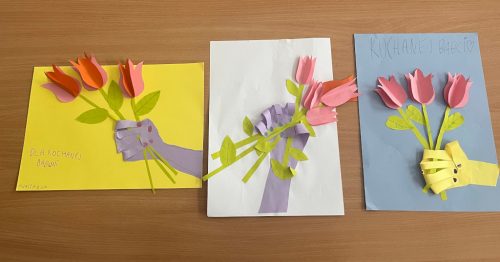 Laurki dla babci wykonane przez uczennice klasy 2